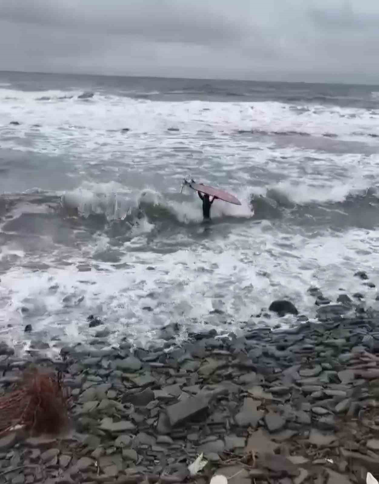 Denizde s&ouml;rf yapmak isteyen 2 arkadaş boğulma tehlikesi ge&ccedil;irdi
