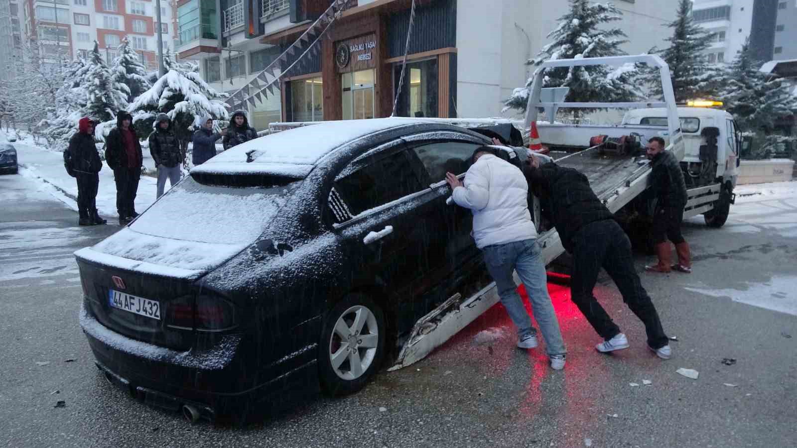 Malatya&rsquo;da &ouml;ğrenci servisi ile otomobil &ccedil;arpıştı: 5 yaralı
