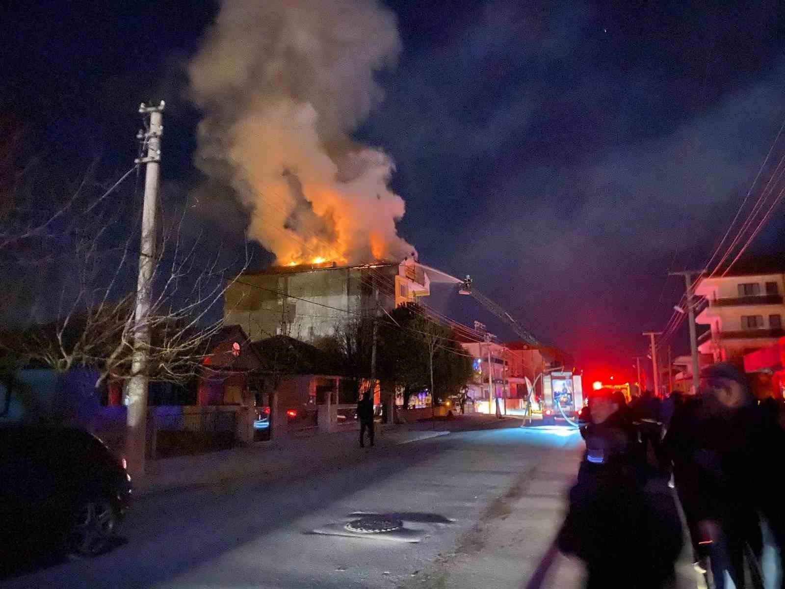 4 katlı binadan y&uuml;kselen alevler geceyi aydınlattı

