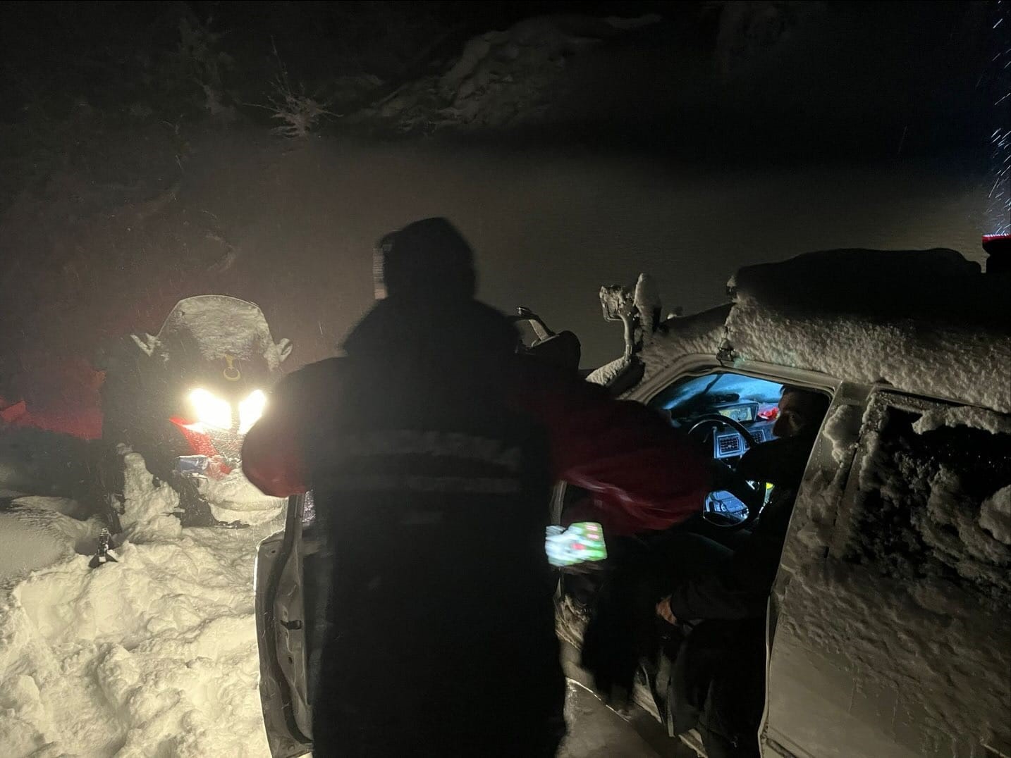 Eksi 8 derecede mahsur kaldılar: JAK timleri b&ouml;yle kurtardı
