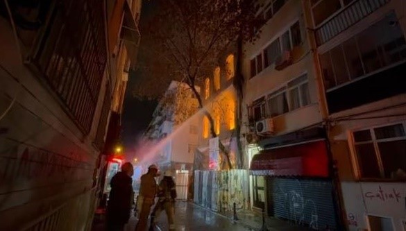 Kadık&ouml;y&rsquo;de metruk binada &ccedil;ıkan yangında 1 kişi hayatını kaybetti
