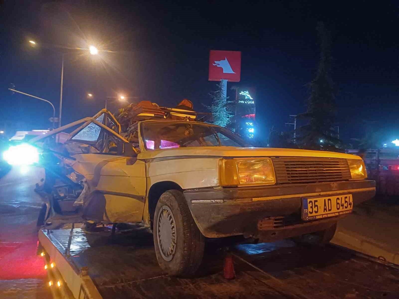 Manisa&rsquo;da korkun&ccedil; kaza: Otomobiller hurdaya d&ouml;nd&uuml;, 2 ağır, 5 yaralı
