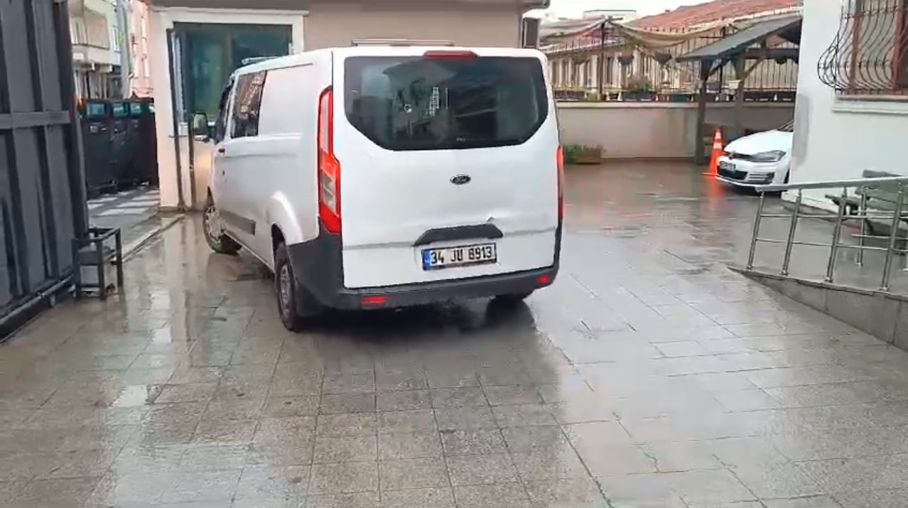 Bağcılar&rsquo;da 2 polise bı&ccedil;akla saldıran şahıs adliyeye sevk edildi
