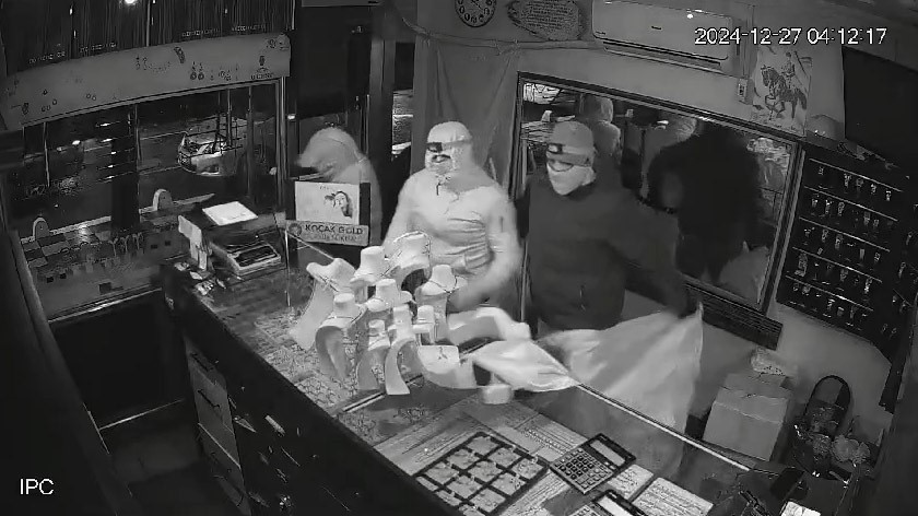 Kar maskeli soyguncular kuyumcuyu talan etti
