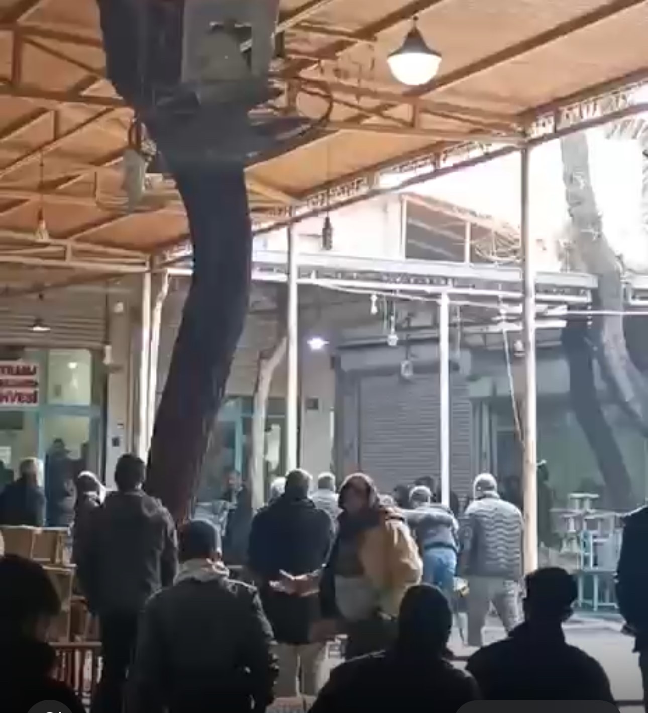 Kahvehanede kavga: Sandalye ve yumruklar havada u&ccedil;uştu
