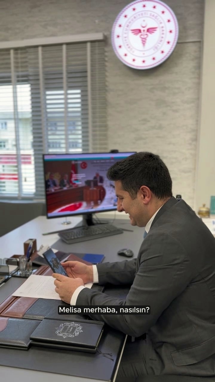 İl Sağlık M&uuml;d&uuml;r&uuml; &Ouml;zdemir depremzedeyi, depremzede ise onu unutmadı
