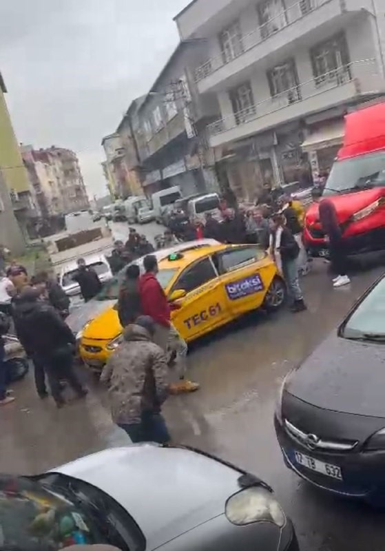 Aynasını kıran motokuryenin &uuml;zerine aracını s&uuml;rd&uuml;: O anlar kamerada
