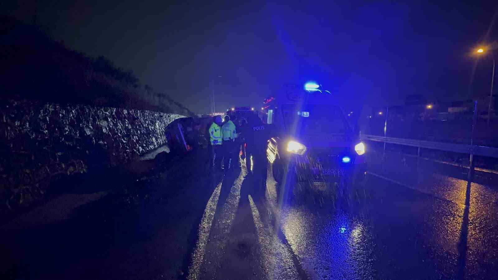 Otomobil ile &ccedil;arpışan hafif ticari ara&ccedil; yan yattı: 5 yaralı
