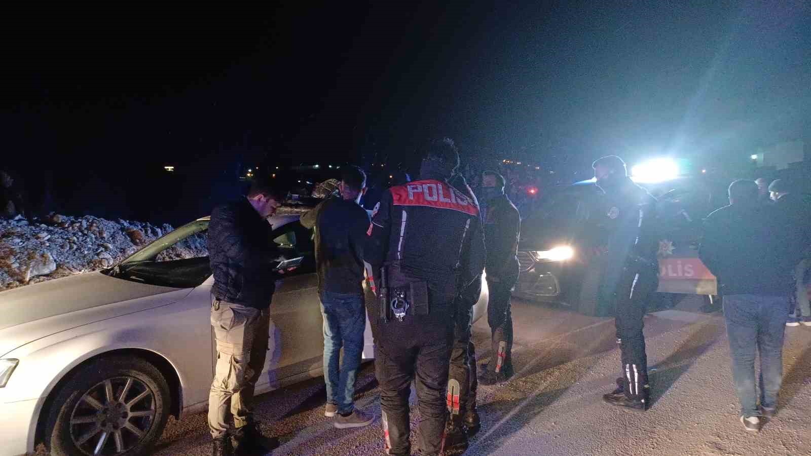 Polisten ka&ccedil;tı, aracından 30 adet sentetik ecza hapı &ccedil;ıktı
