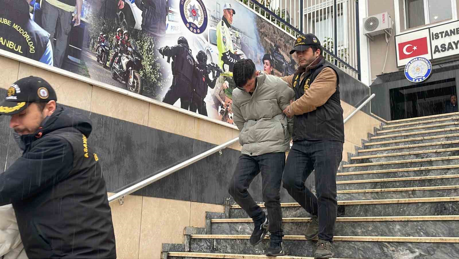 Anahtarı üzerinde bırakıp hava almaya çıktı: Arabası saniyeler içinde çalındı