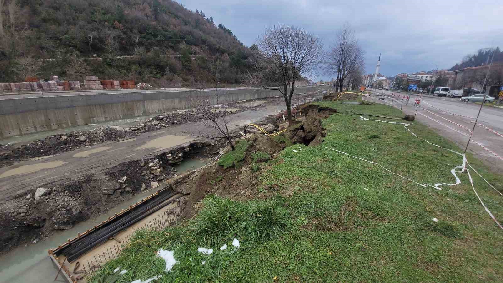 &Ccedil;ay yatağındaki heyelan istinat duvarını yıktı
