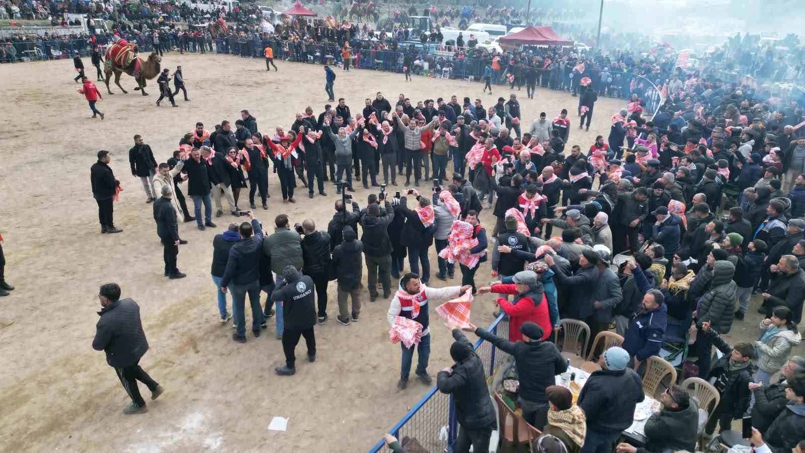 Kuyucak&rsquo;taki deve g&uuml;reşlerini 15 bin kişi izledi
