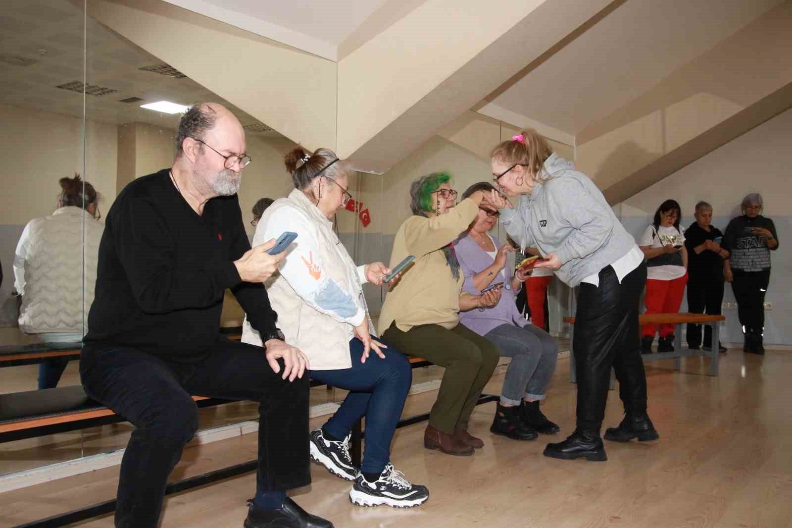 Tiyatroda h&uuml;nerlerini sergileyecekler
