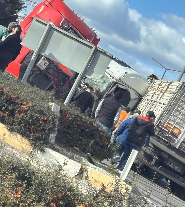 İki tırın kafa kafaya &ccedil;arpıştığı kaza anı g&uuml;venlik kamerasında
