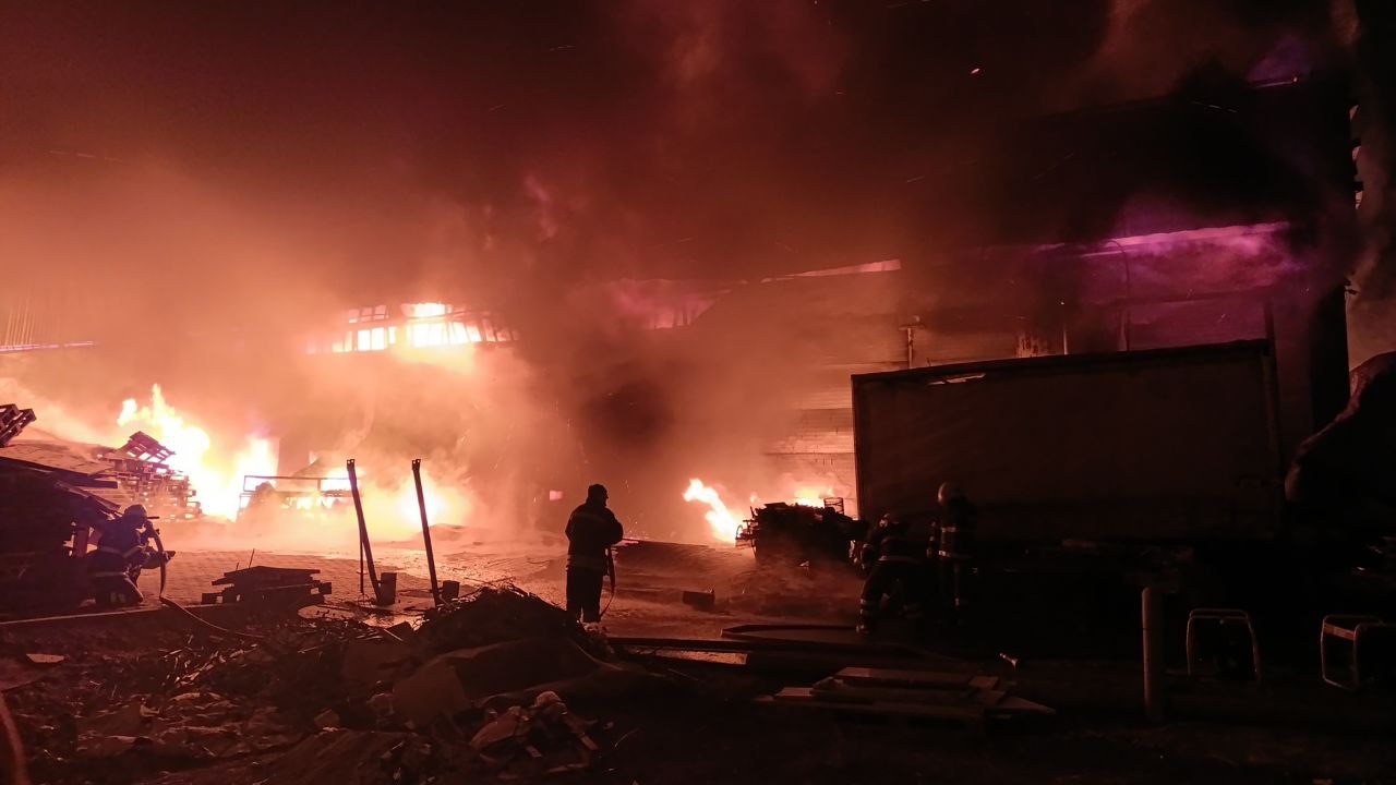 İtfaiye ekipleri alevlerin sardığı fabrikanın bah&ccedil;esine girerek yangına m&uuml;dahale etti
