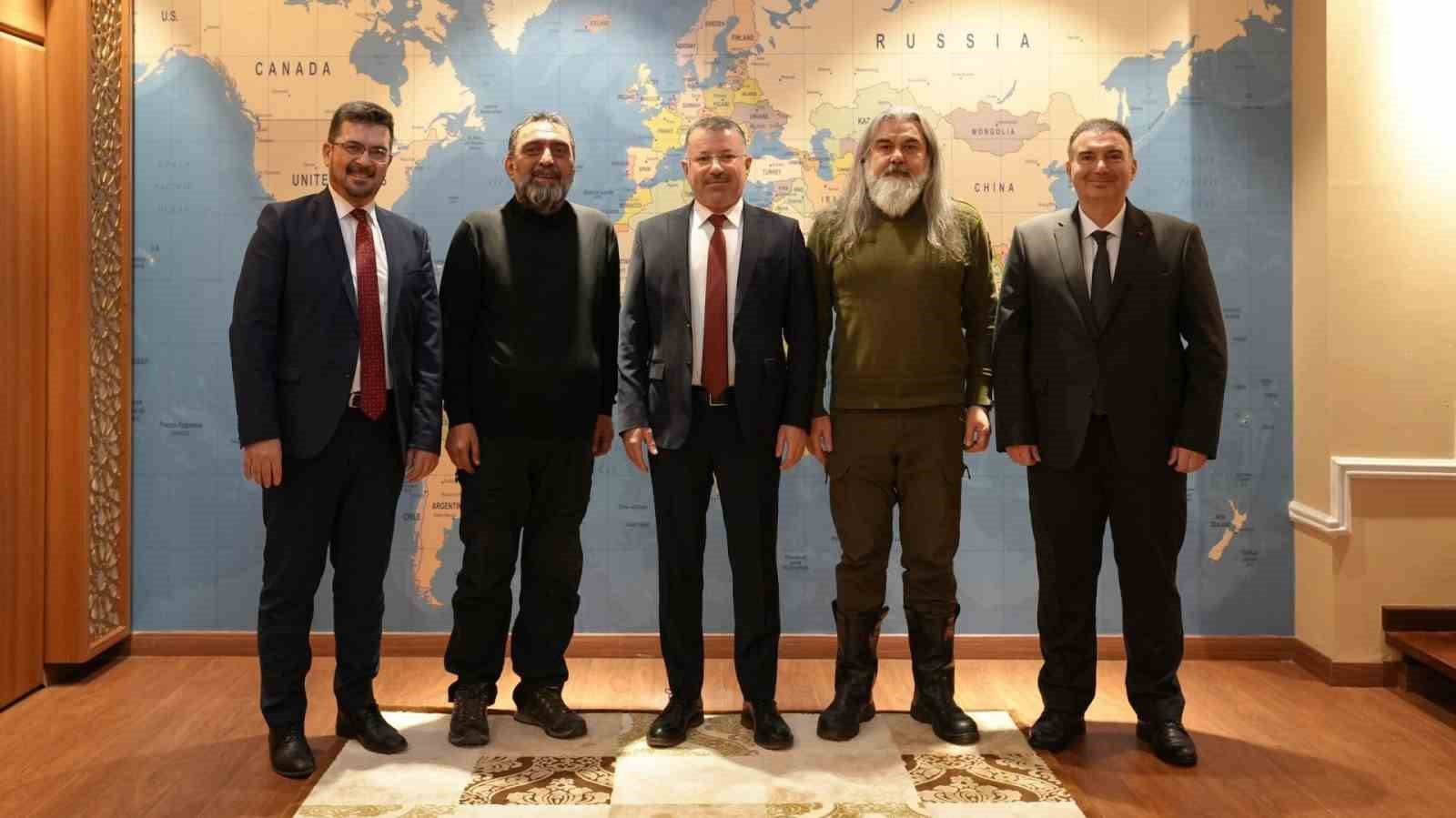 Sinema sanat&ccedil;ısı Ahmet Yenilmez, Rekt&ouml;r Kırışık ile g&ouml;r&uuml;şt&uuml;
