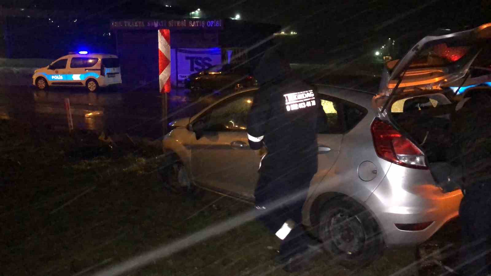 Alkoll&uuml; s&uuml;r&uuml;c&uuml;n&uuml;n kullandığı ara&ccedil; tabelaları devirip ref&uuml;je &ccedil;ıktı
