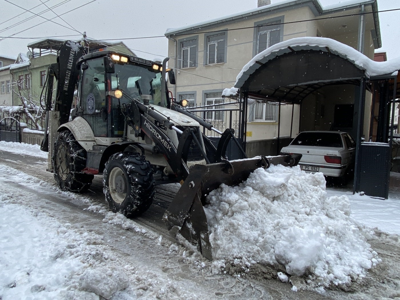 Melikgazi&rsquo;de karla m&uuml;cadele kesintisiz s&uuml;r&uuml;yor
