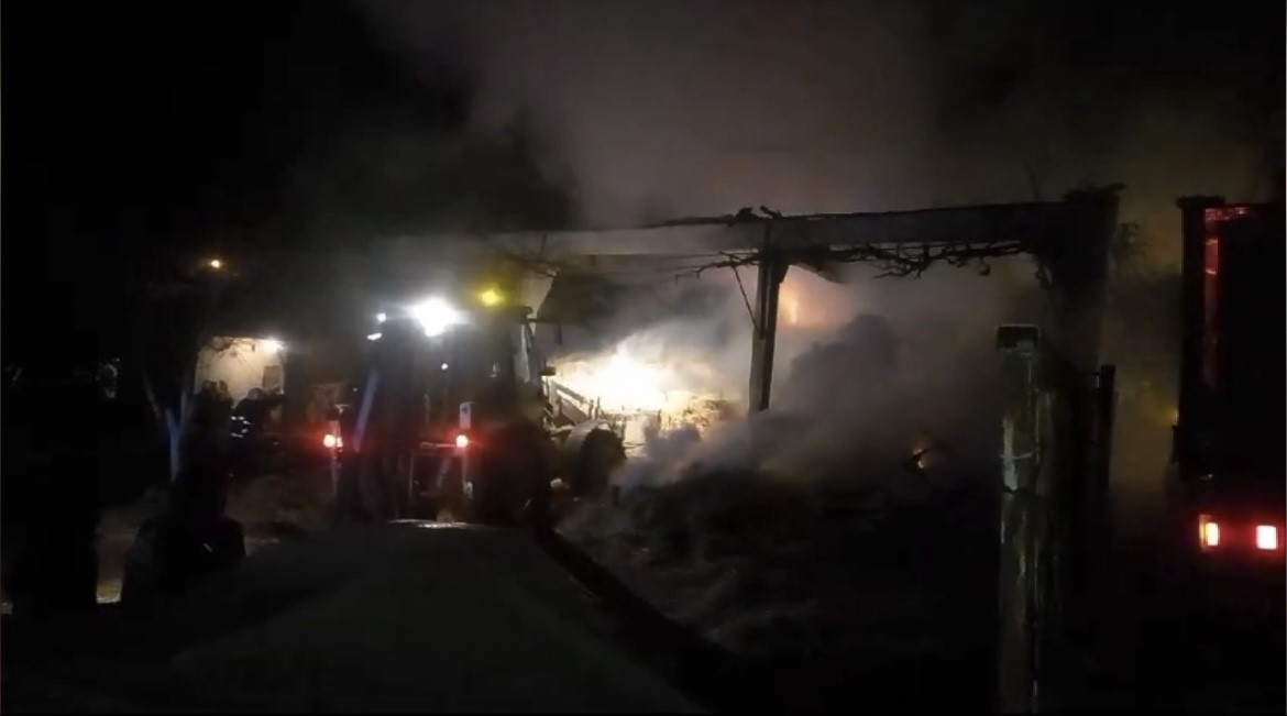 Depoda &ccedil;ıkan yangın k&ouml;yl&uuml;lerin yardımıyla s&ouml;nd&uuml;r&uuml;ld&uuml;
