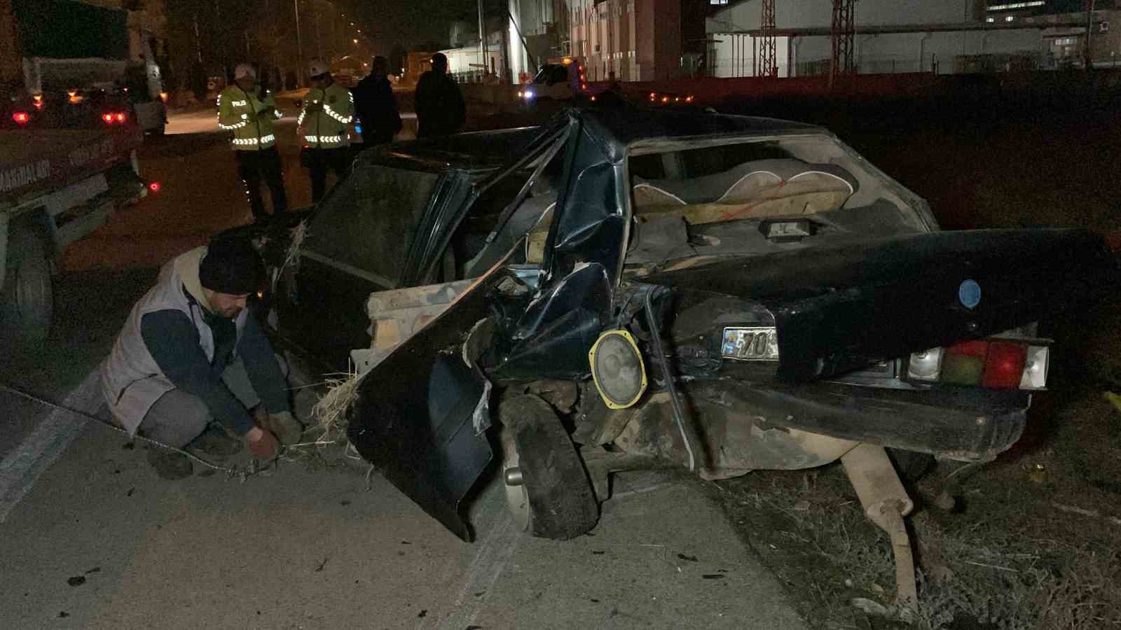 Karaman&rsquo;da Tofaş otomobilin hurda yığınına d&ouml;nd&uuml;ğ&uuml; kazada 2 kişi yaralandı
