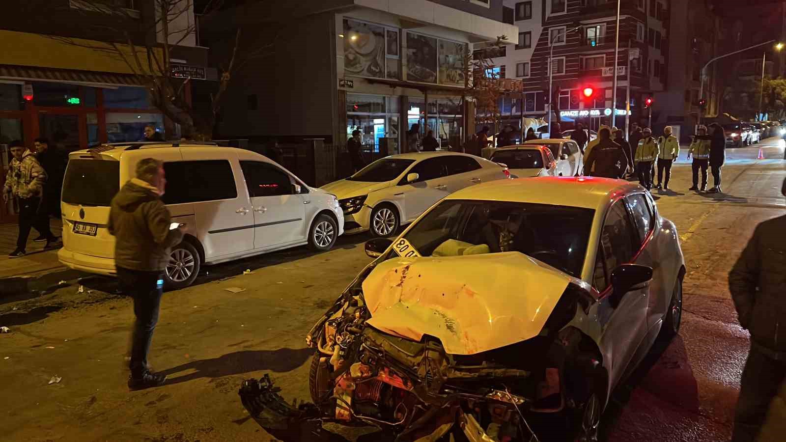 Otomobil ile &ccedil;arpışan itfaiye aracı park halindeki ara&ccedil;lara vurdu: 1 yaralı
