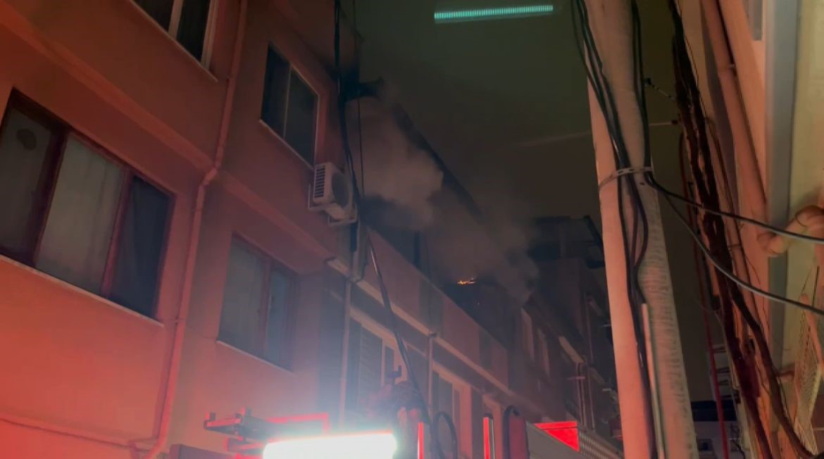 Bursa&rsquo;da korkutan yangın: Alevlerle m&uuml;cadele eden ekiplerin &uuml;zerine elektrik teli d&uuml;şt&uuml;
