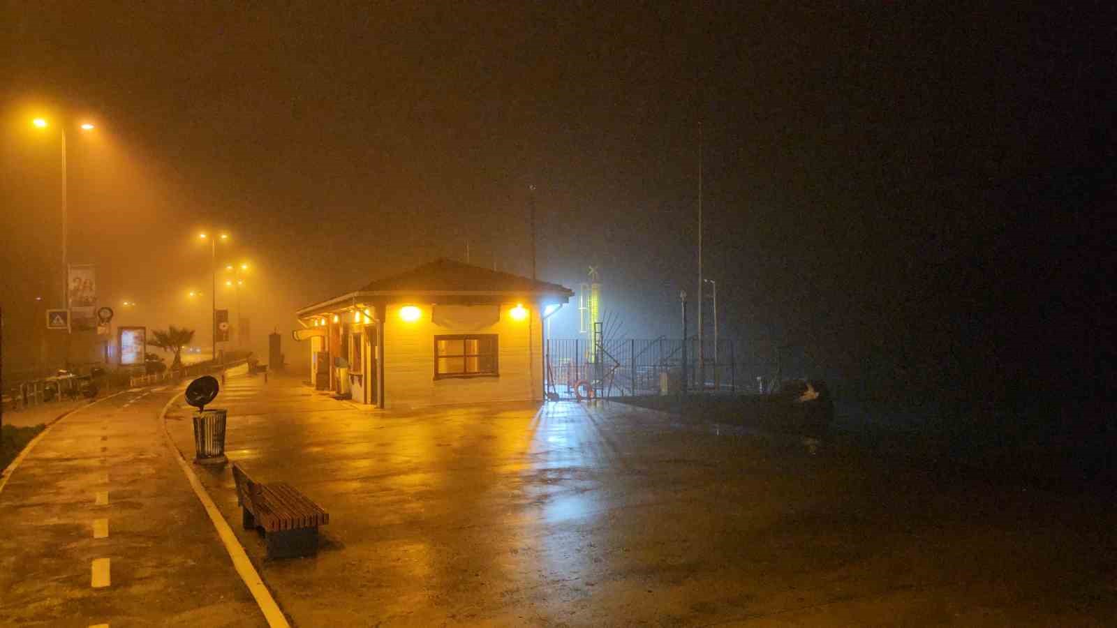 İstanbul&rsquo;da gece sis etkili oldu: Boğaz trafiği askıya alındı
