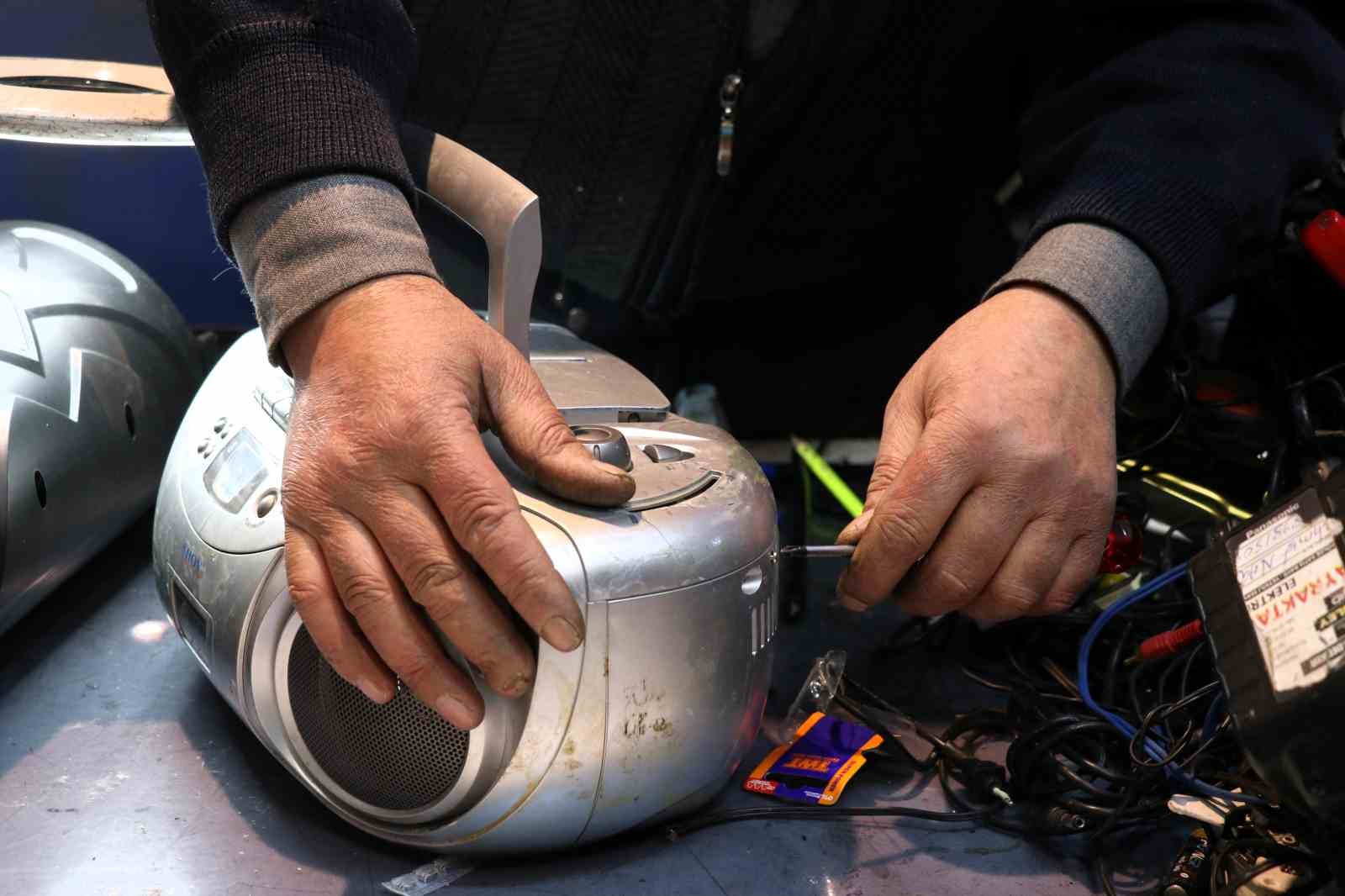 Modern &ccedil;ağa yenik d&uuml;şen radyolar, doğal afetlerde hayat kurtarabilir
