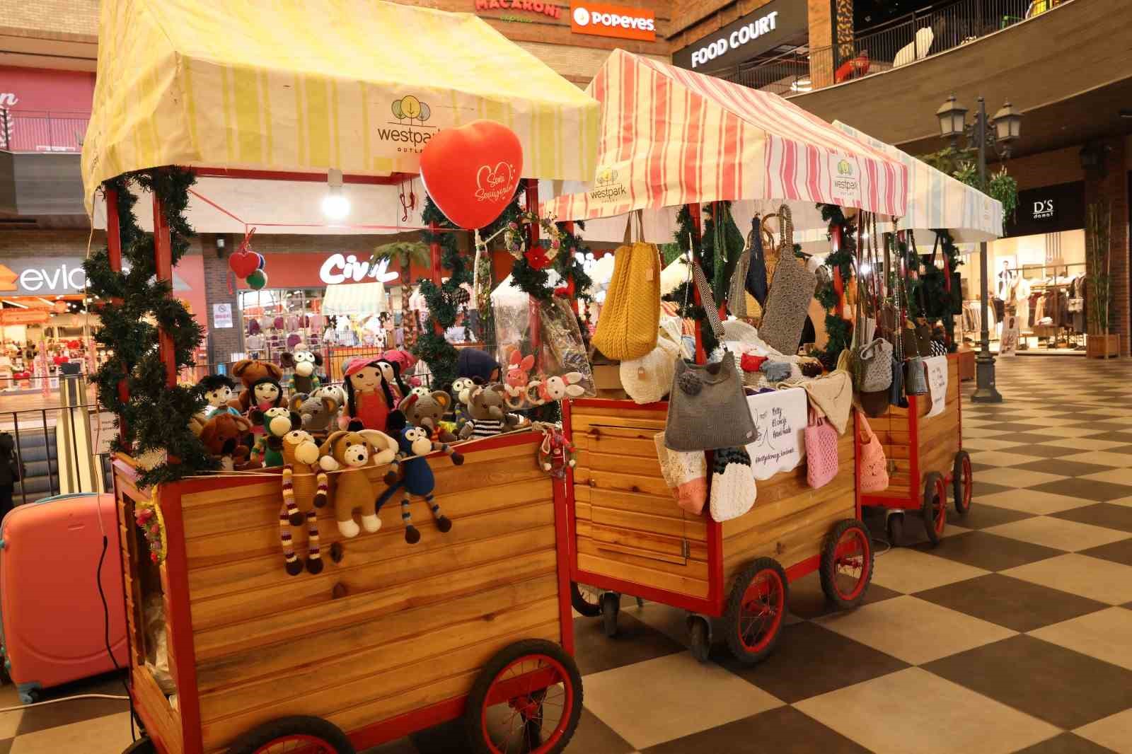 Bayraklılı kadınlardan Sevgililer G&uuml;n&uuml;&rsquo;ne &ouml;zel sergi
