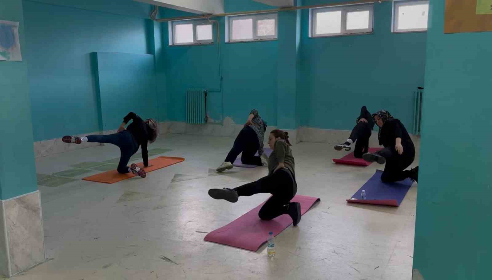 K&ouml;yde a&ccedil;ılan pilates kursuna kadınlardan b&uuml;y&uuml;k ilgi
