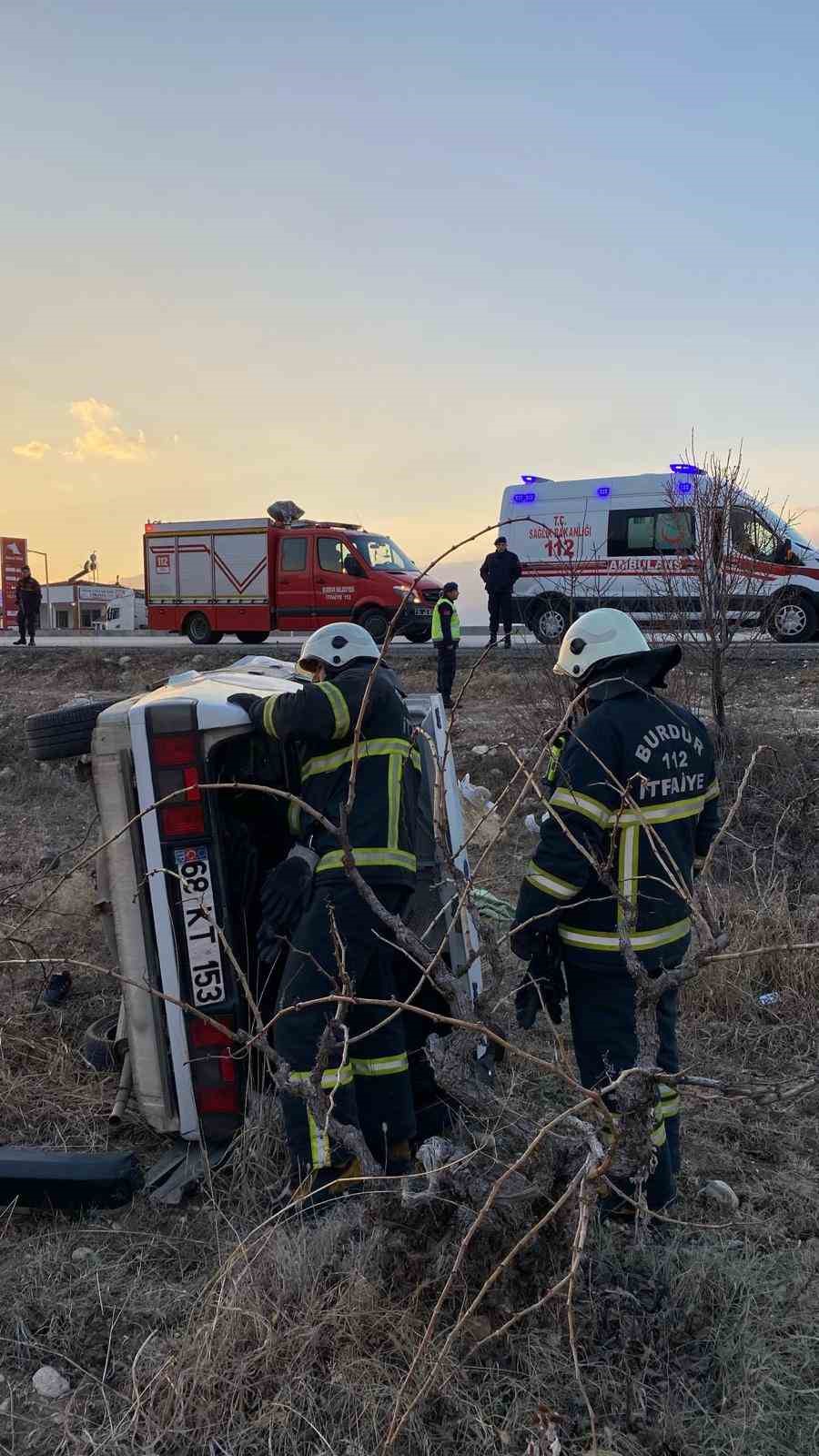 Burdur&rsquo;da kontrolden &ccedil;ıkan otomobil takla atıp şarampole devrildi: 2 yaralı
