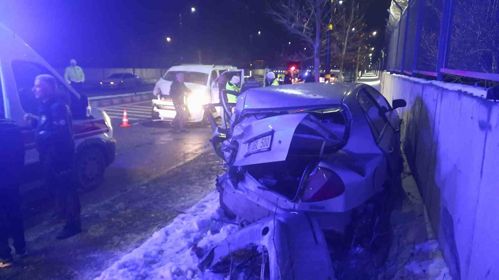 Minib&uuml;s otomobile &ccedil;arptı, 4 kişi yaralandı
