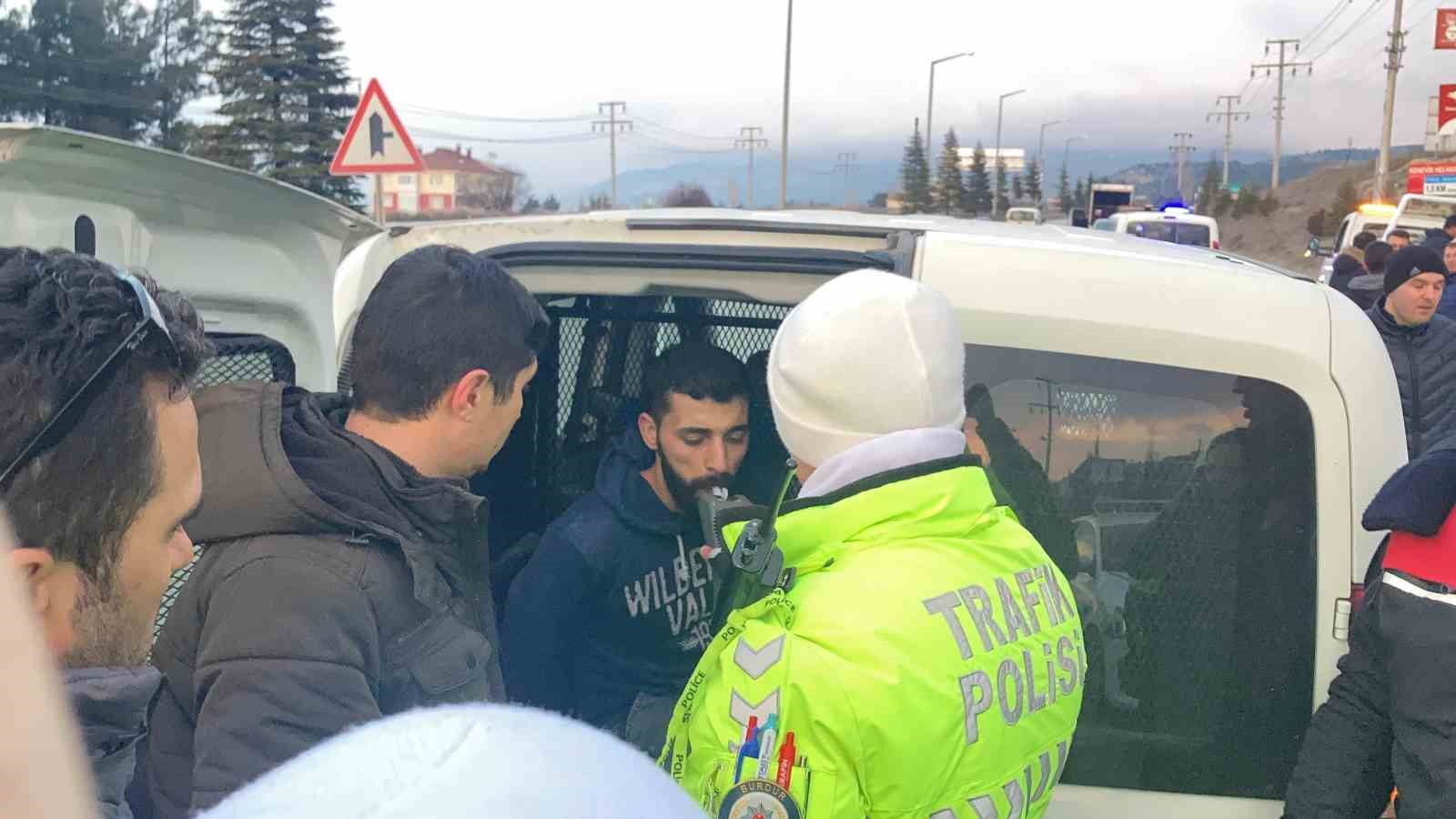Polisleri peşine takıp 15 kilometre ka&ccedil;tı, kaza yapınca yakalandı
