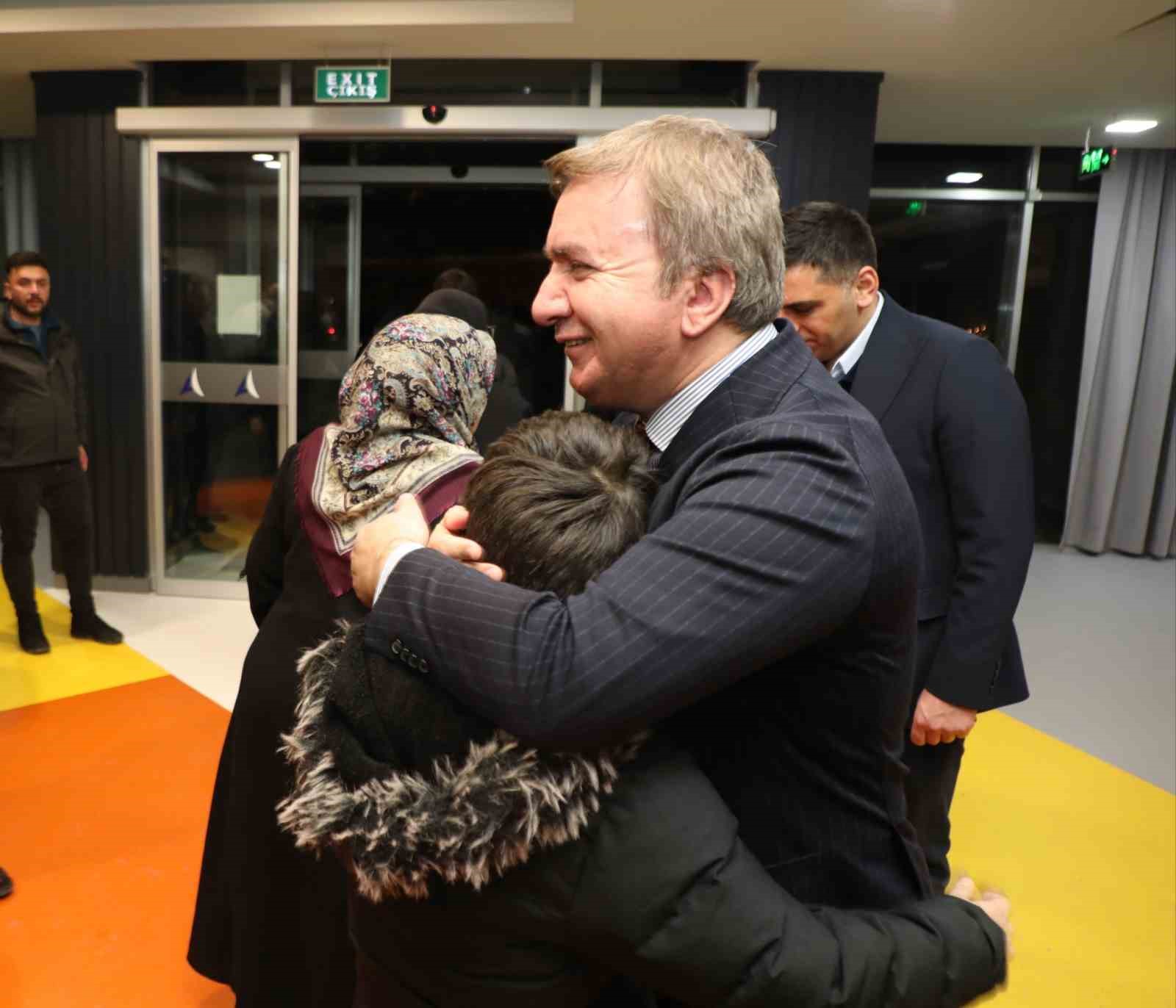 Vali Aydoğdu, maden kazasında hayatını kaybeden iş&ccedil;ilerin aileleriyle bir araya geldi
