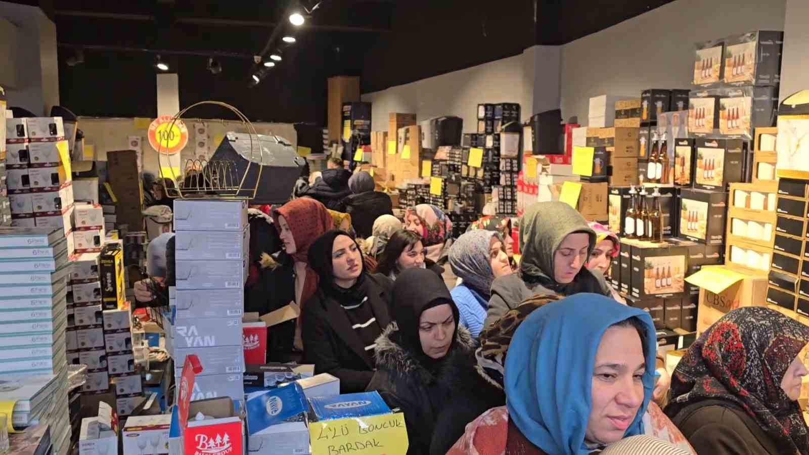 Bir &uuml;r&uuml;n daha fazla alabilmek birbirleriyle yarıştılar
