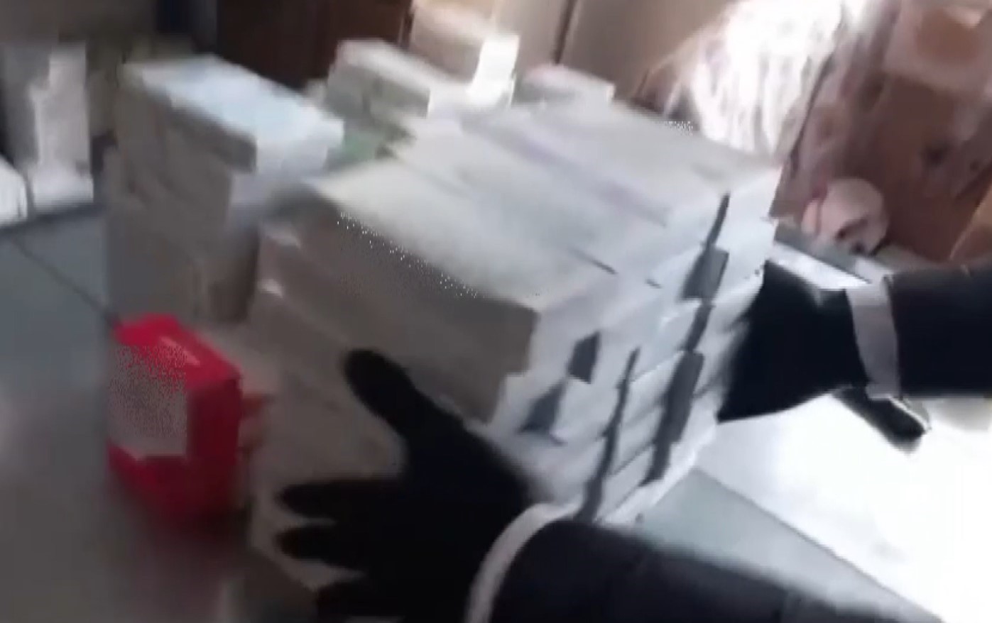 Gaziantep&rsquo;te piyasaya usuls&uuml;z ila&ccedil; s&uuml;ren şahıslara operasyon: 4 g&ouml;zaltı
