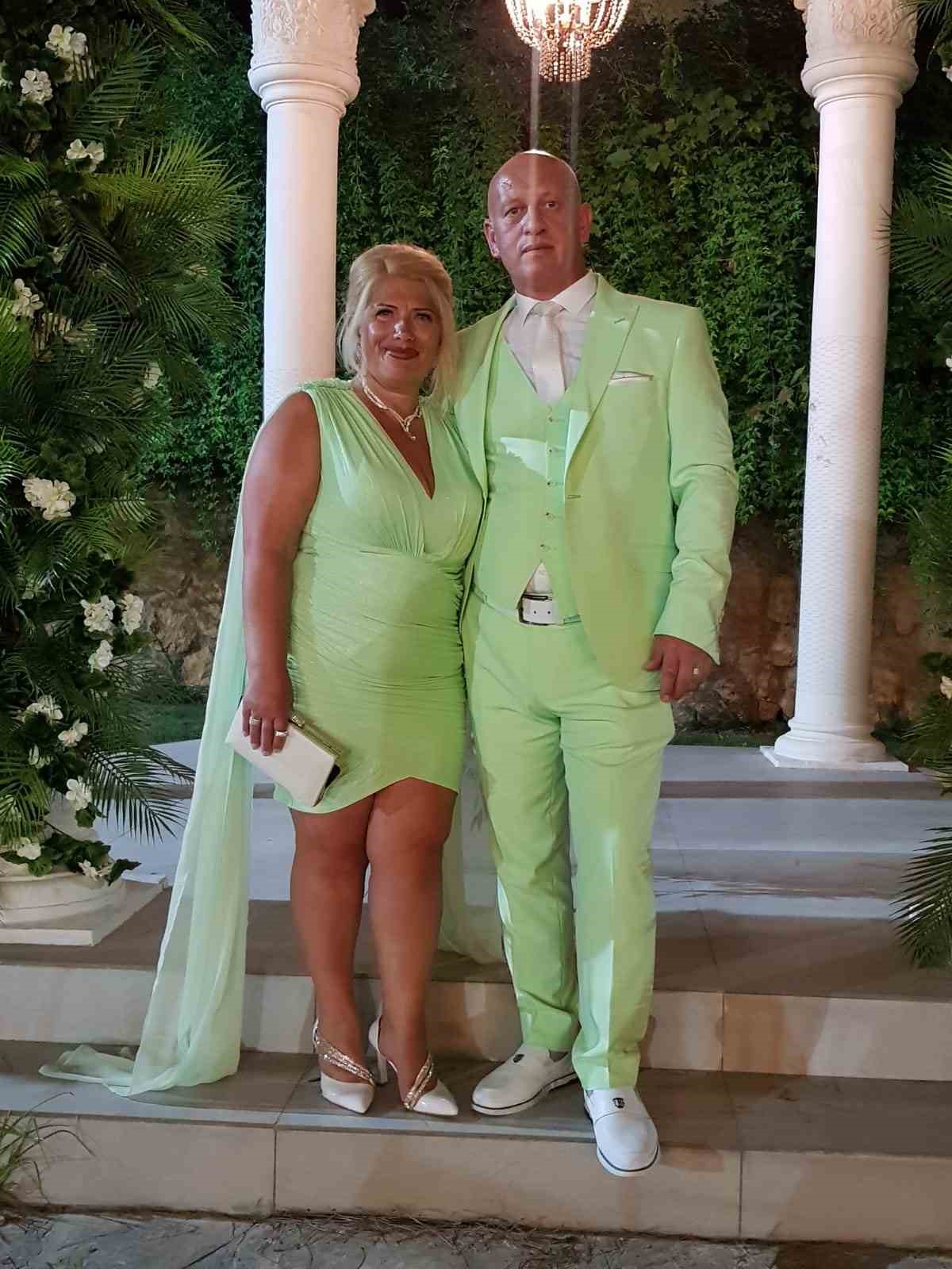 T&uuml;rkiye&rsquo;nin en renkli aşıkları: 26 yıldır aynı renk elbiseler giyiyorlar
