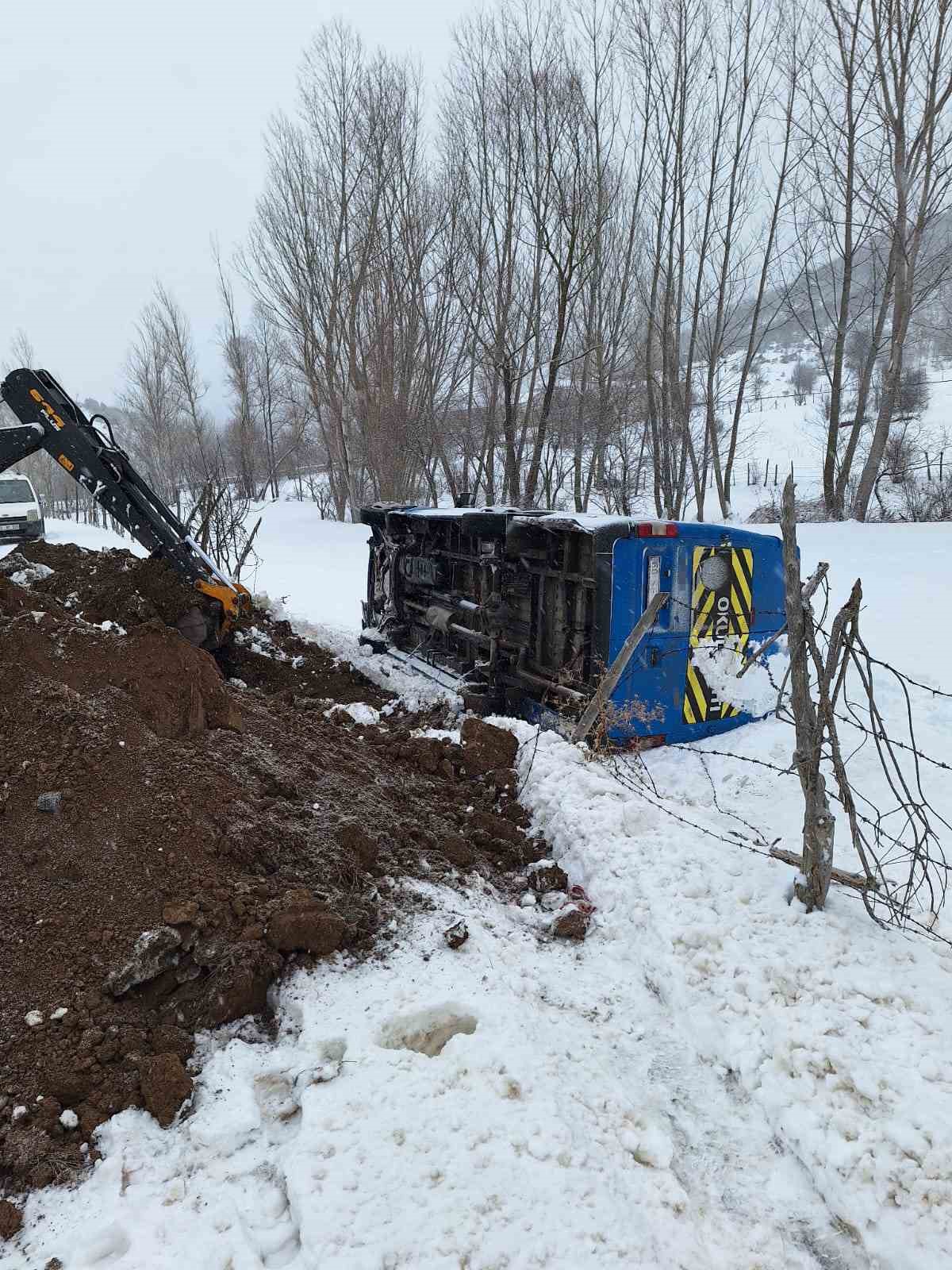 İ&ccedil;erisinde &ouml;ğretmenlerin de bulunduğu servis minib&uuml;s&uuml; devrildi: 2 yaralı
