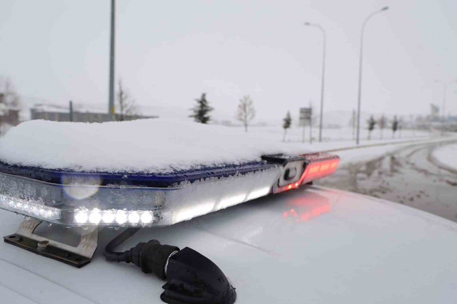 Beyaza b&uuml;r&uuml;nen Aksaray&rsquo;da bazı yollar trafiğe kapatıldı
