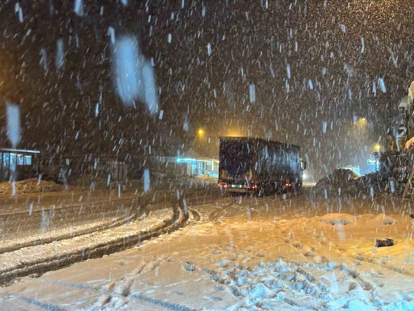 Malatya&rsquo;nın Ak&ccedil;adağ il&ccedil;esinde kar yağışı nedeniyle &ccedil;adır mescit &ccedil;&ouml;kt&uuml;
