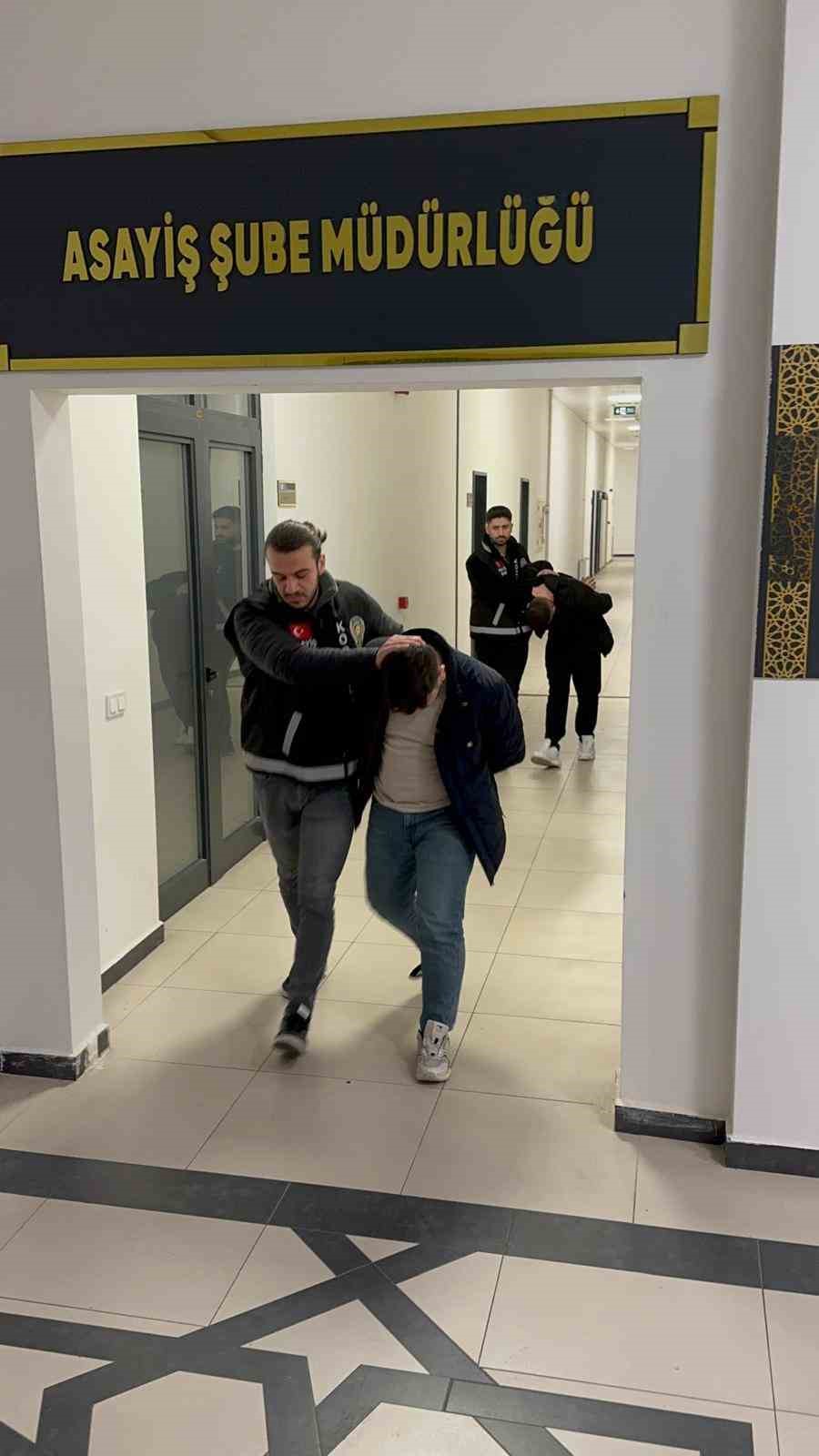 Kendilerine polis s&uuml;s&uuml; verip 1 milyon TL&rsquo;lik vurgun yaptılar
