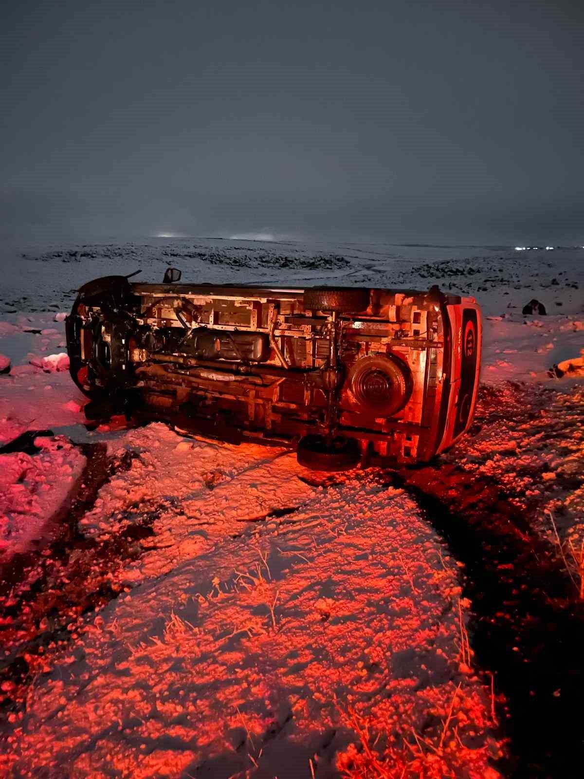 Siverek&rsquo;te yoğun kar nedeniyle kontrolden &ccedil;ıkan ambulans şarampole devrildi
