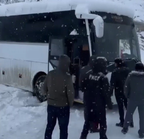 Karda mahsur kalanların yardımına polisler yetişti
