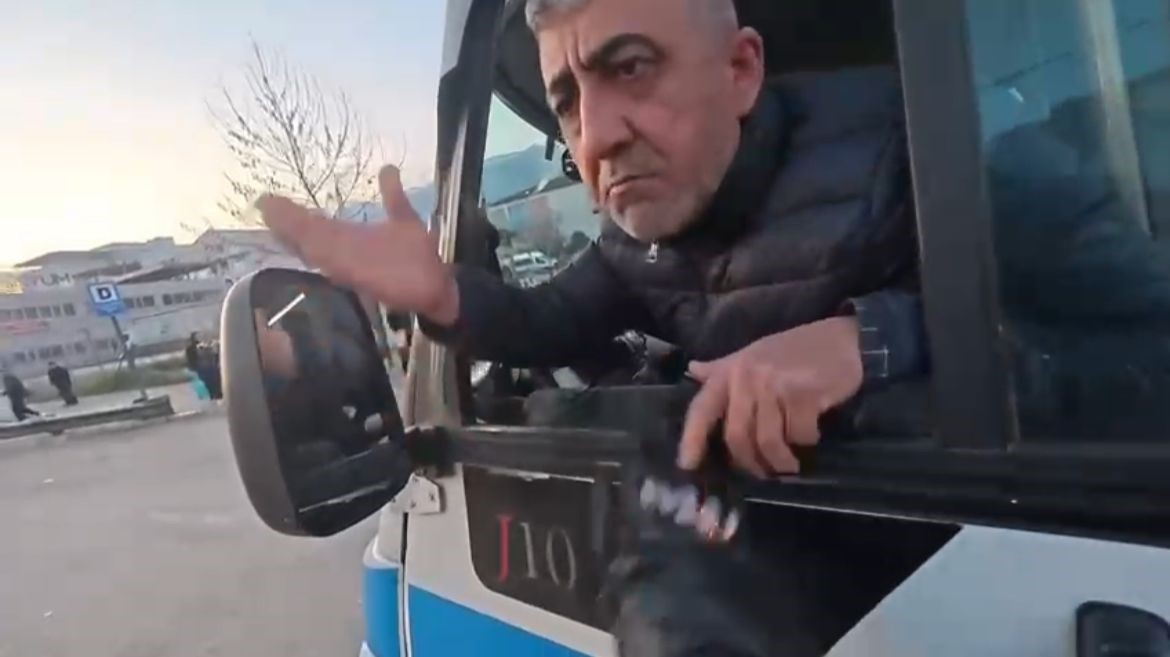 &rsquo;Lan&rsquo; kelimesini  duyunca el frenini &ccedil;ekip kavgaya tutuştu
