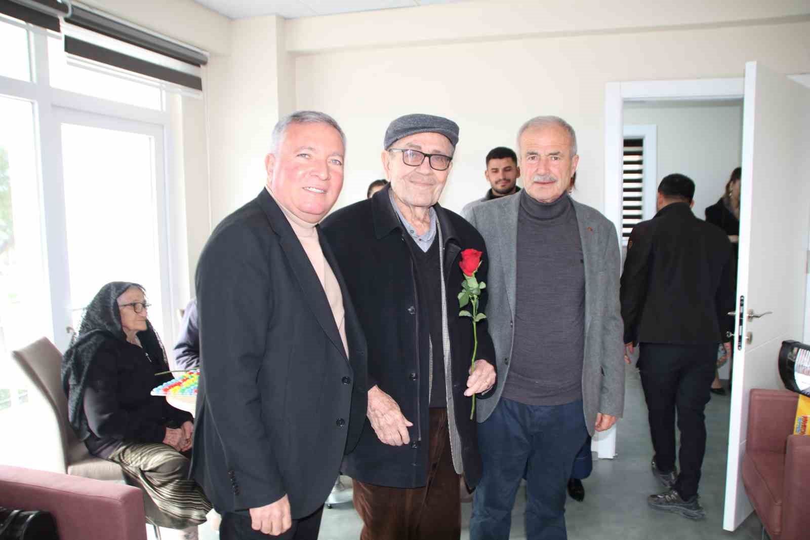 Honaz Belediye Başkanı Kepenek Sevgililer G&uuml;n&uuml;nde vatandaşlara &ccedil;i&ccedil;ek hediye etti
