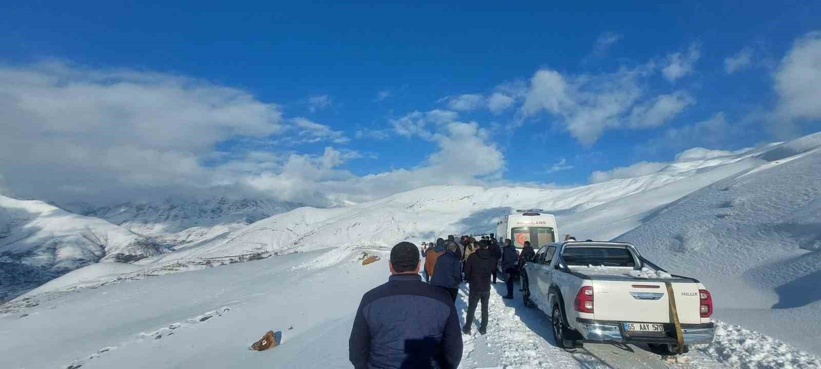 İş makinesi şarampole yuvarlandı: 1 yaralı
