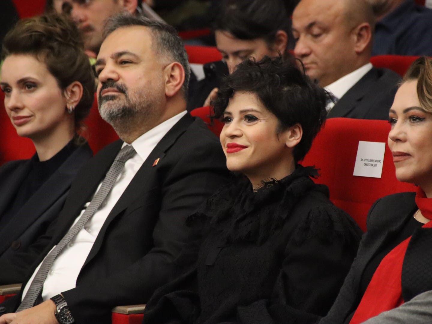 CHP Genel Başkanı &Ouml;zel, Manisa&rsquo;da senfoni konserine katıldı
