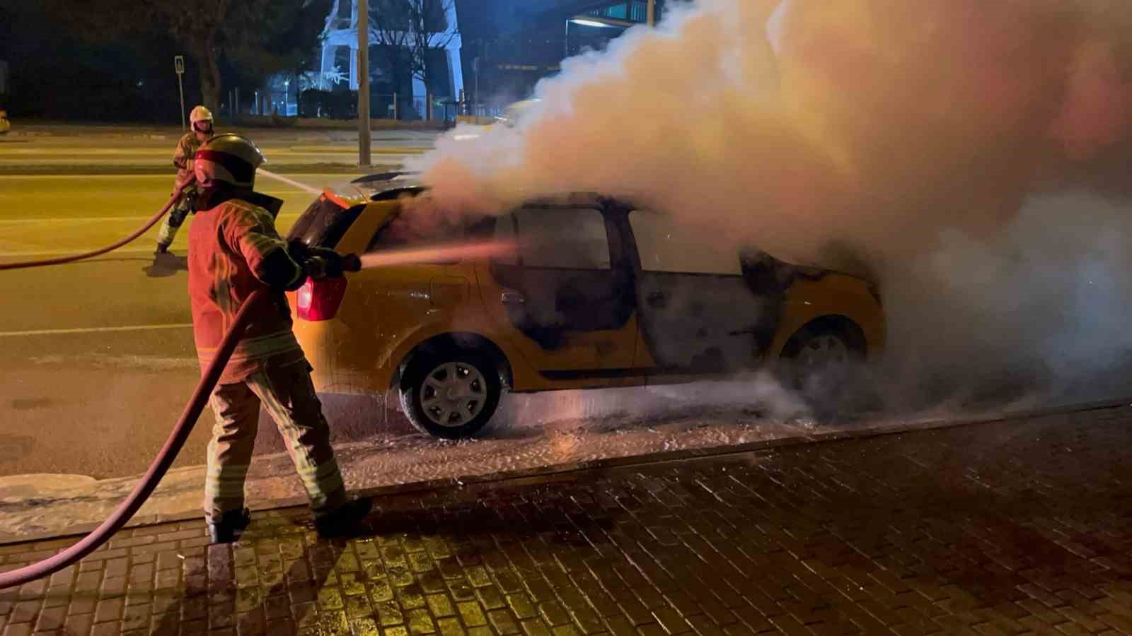 Seyir halinde bir anda alev alan ara&ccedil; kullanılamaz hale geldi
