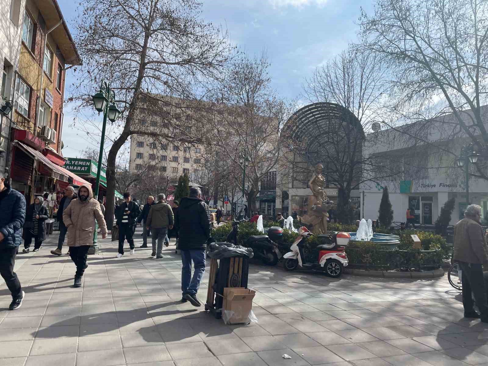 Eskişehirliler, a&ccedil;ık havanın tadını &ccedil;ıkarttı
