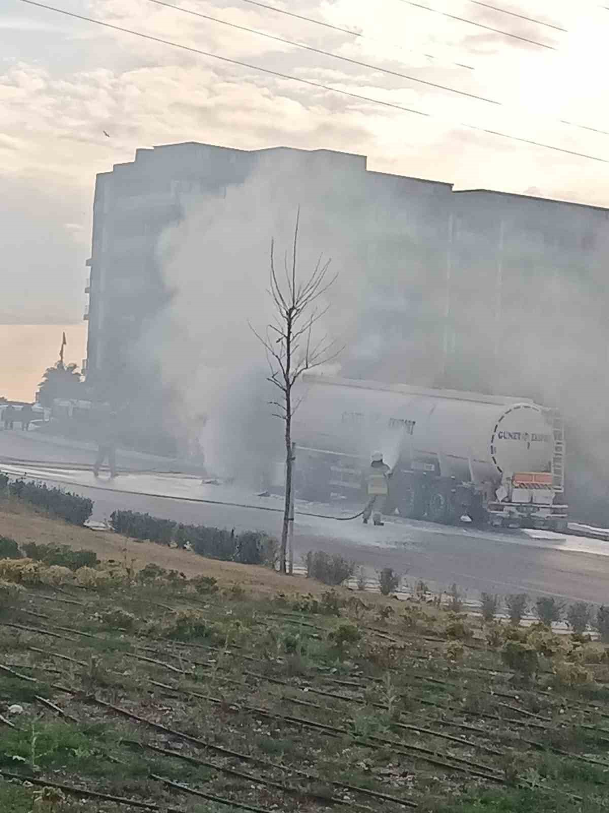 İzmir&rsquo;de bitkisel yağ y&uuml;kl&uuml; tanker alev aldı
